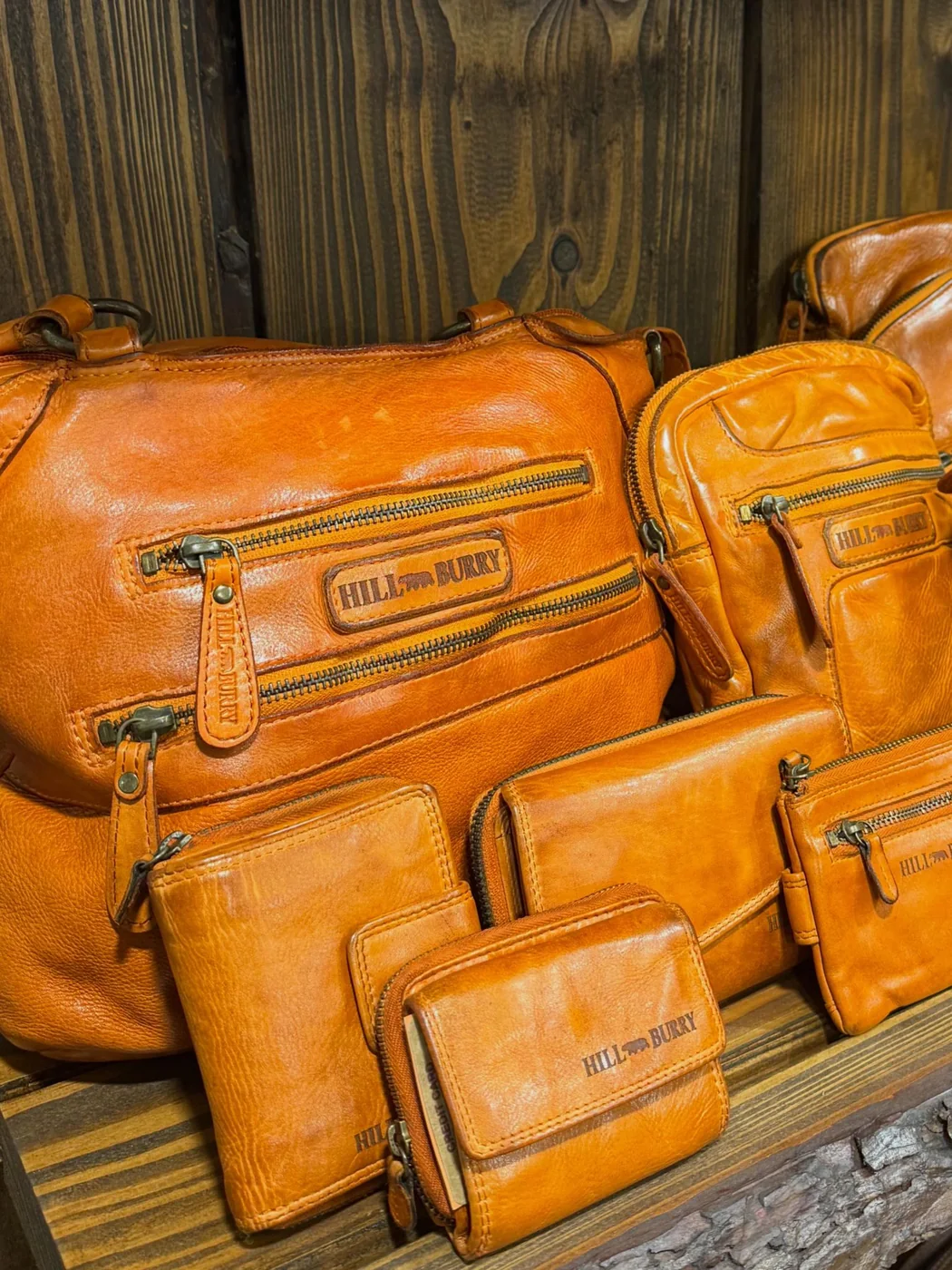Reisetaschen und Lederwaren im Regal