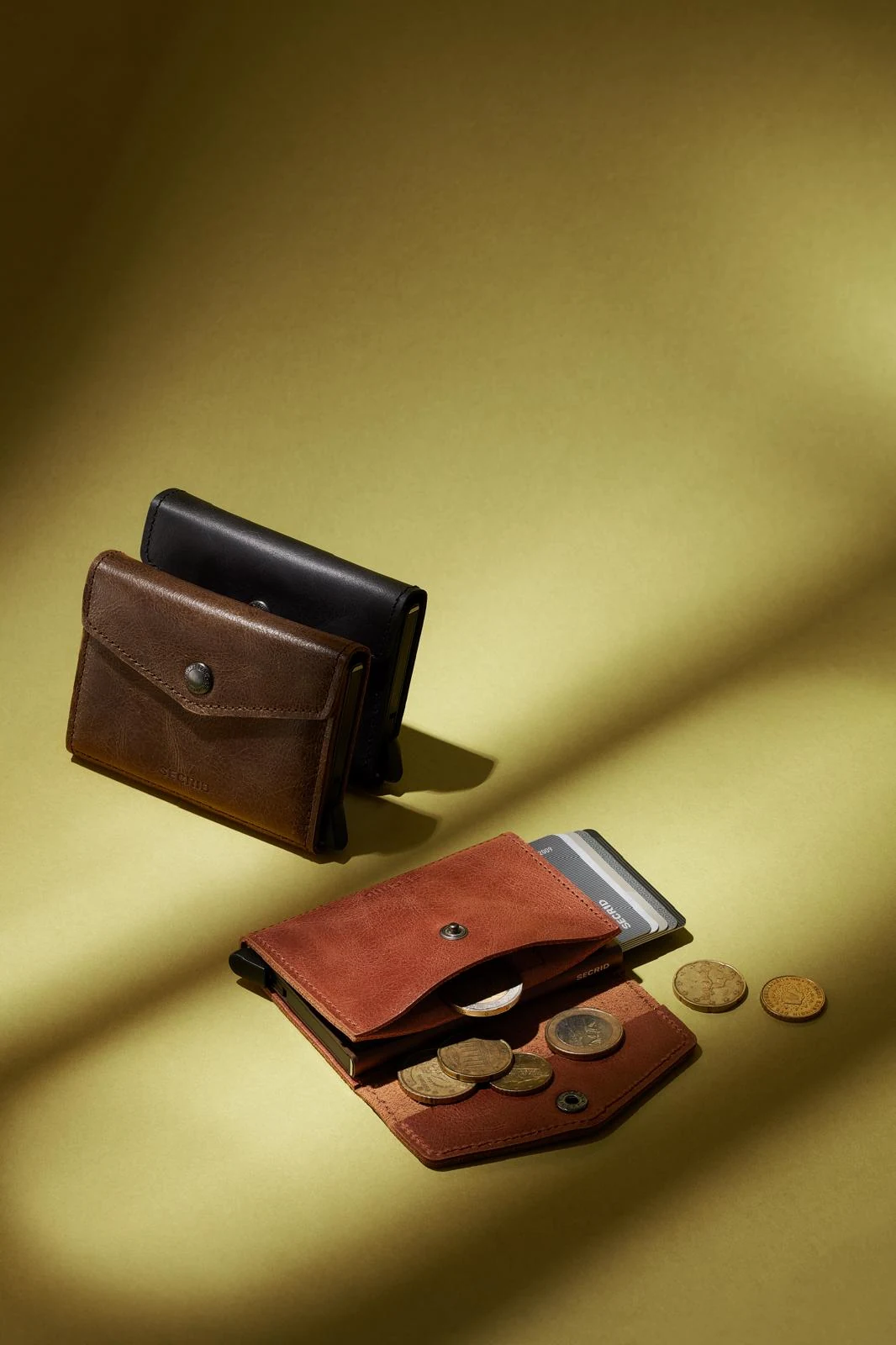 SECRID Envelope Wallets mit Karten und Münzen im warmen Licht